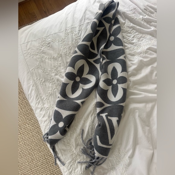 Louis Vuitton - LV Medallion Scarf - Picture 4 of 10